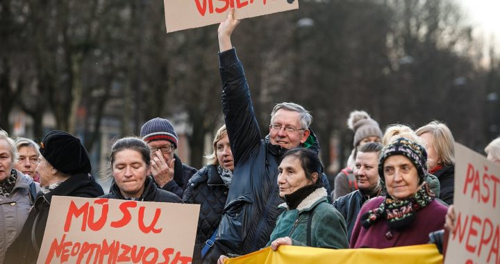 Šalin rankas nuo bendro turto: protestas Kaune prieš centrinio pašto privatizavimą