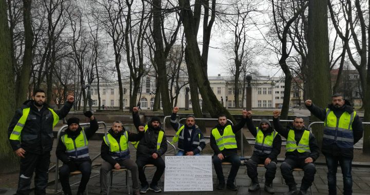 Darbuotojai iš Turkijos skelbia bado streiką