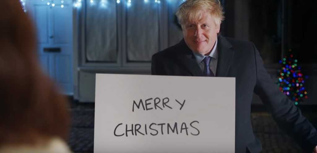 Didžiosios Britanijos premjeras Borisas Johnsonas mėgdžioja sceną iš filmo „Tegyvuoja meilė“