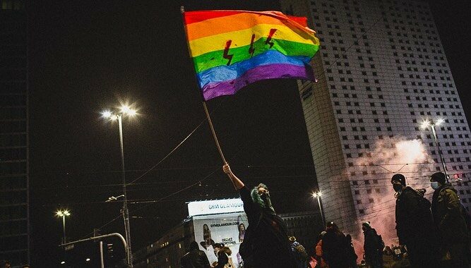 „Neprivalome maldauti savo teisių – galime ateiti ir jas pasiimti“ : pokalbis su trans ir queer aktyvistais iš Lenkijos