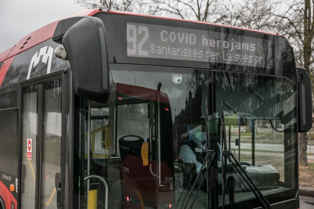 Autobuso maršruto švieslenė, kurioje užrašyta "92 COVID herojams Santariškės per Laisvės pr."