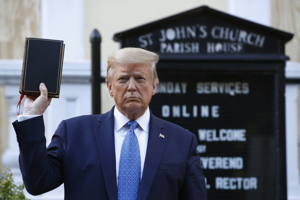 Donaldas Trumpas laiko Bibliją prie bažnyčios iškabos