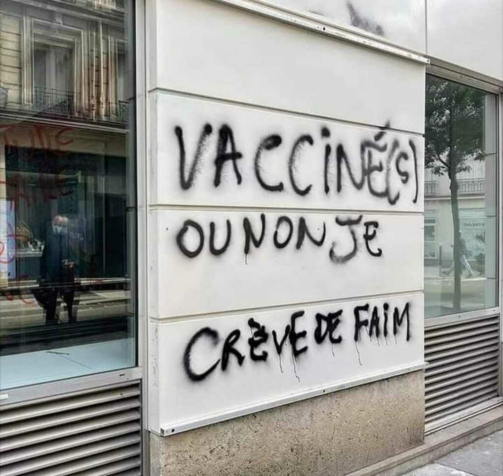 Prancūziškas grafitis: "vakcinuotas ar ne, vis tiek dvėstu badu"