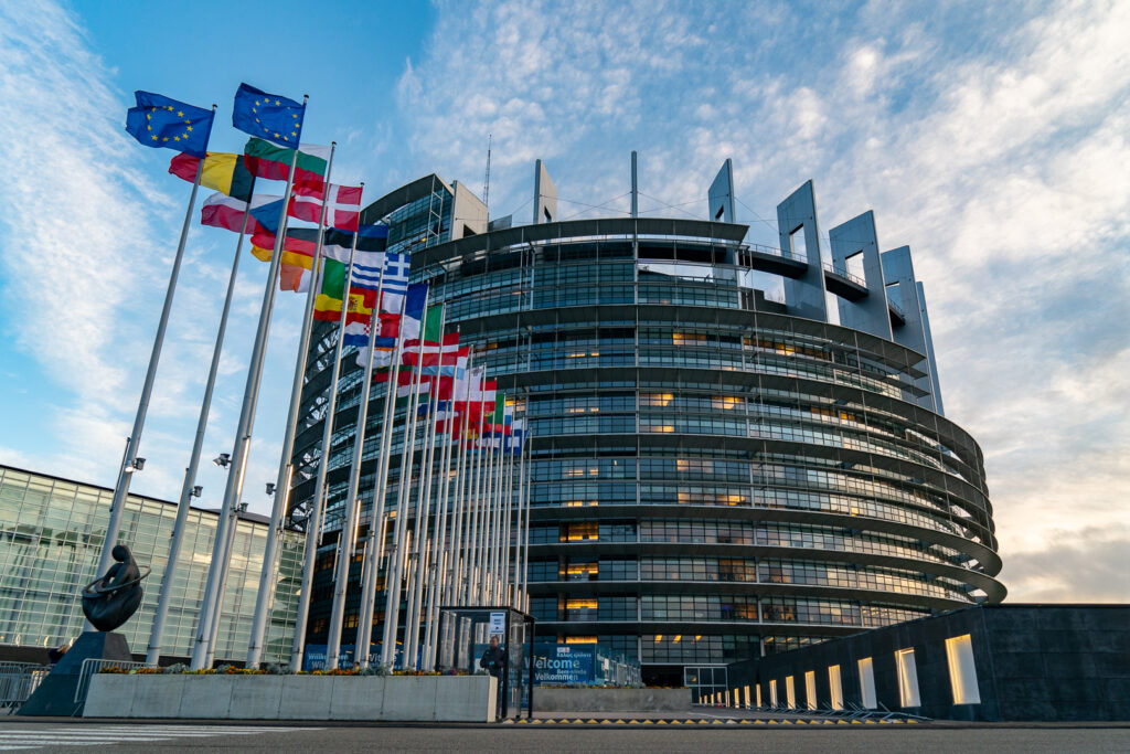 Europos Parlamento pastatas su ES valstybių vėliavomis šalia jo