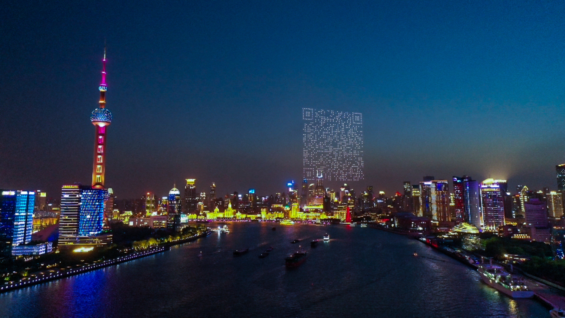 NRx distopiškumas primena šiemet Šanchajaus danguje iškilusį reklaminį QR kodą, sudarytą iš daugybės dronų
