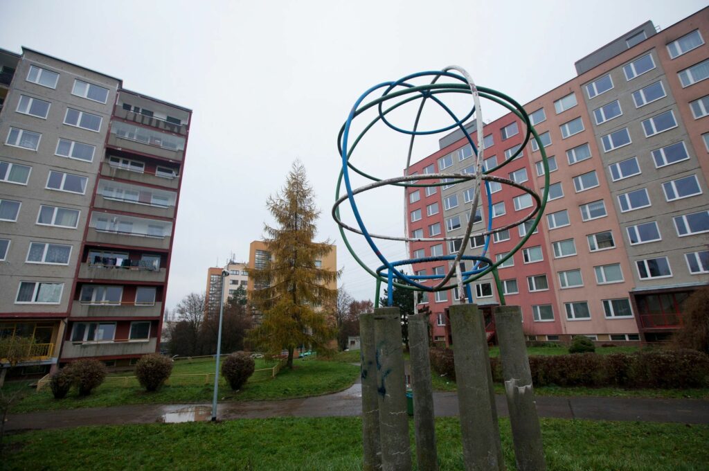 a minor modernist sculpture in Písnice, between blocks of flats