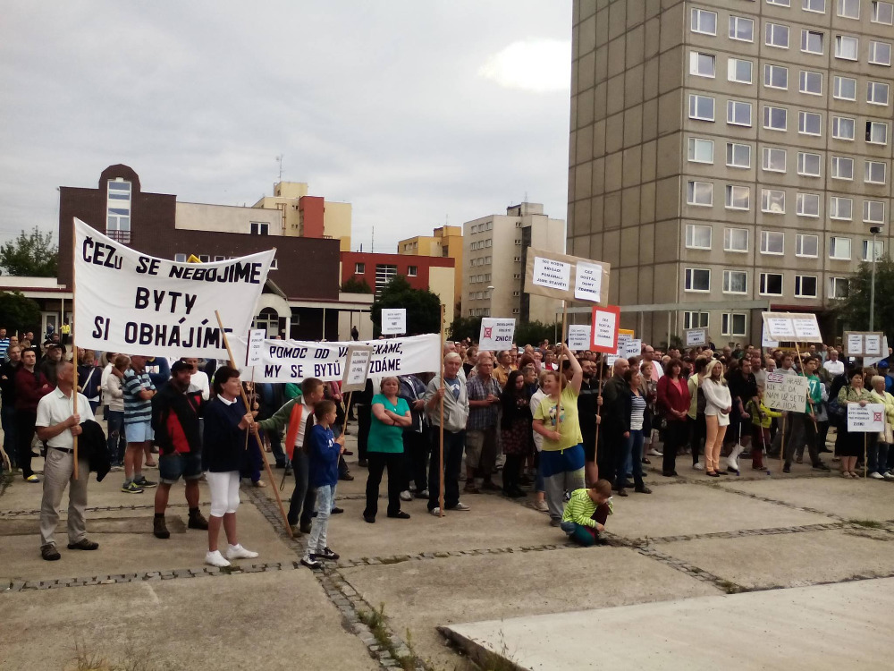 people protesting in Písnice, in front of a block of flats