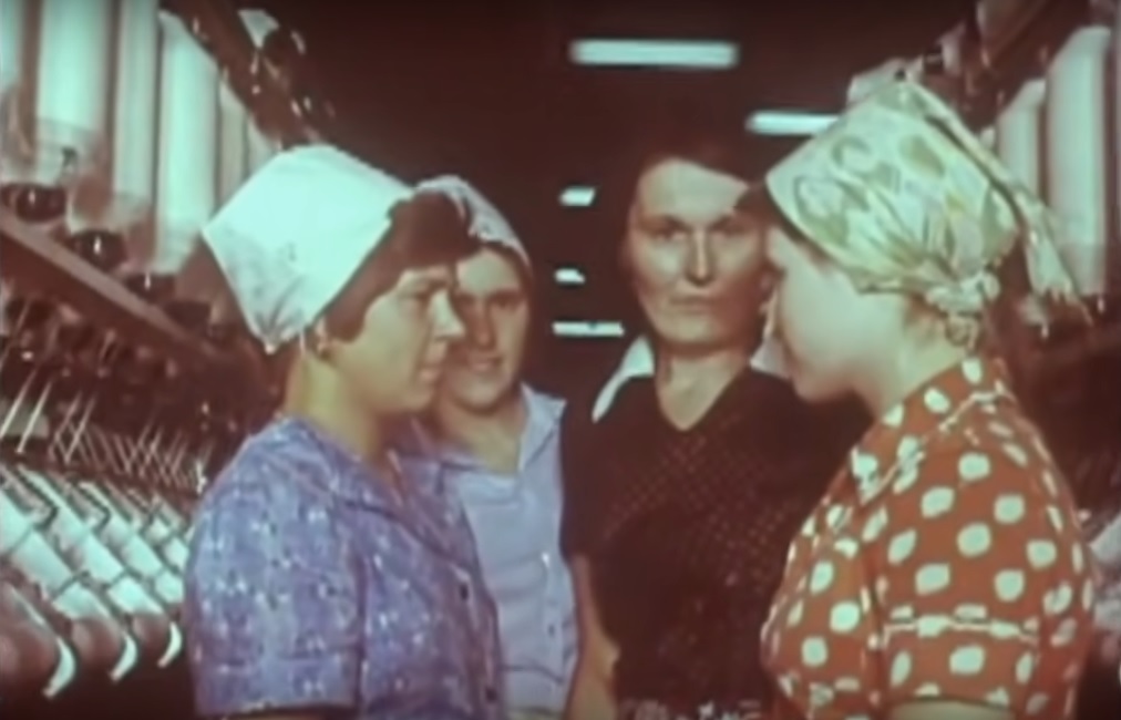 keturios moterys su skarelėmis siuvimo ceche
