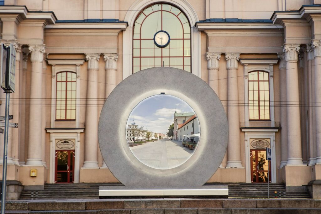 Skulptūra "Portalas" Vilniaus geležinkelio stoties fone, jungianti Vilnių su Liublinu Lenkijoje