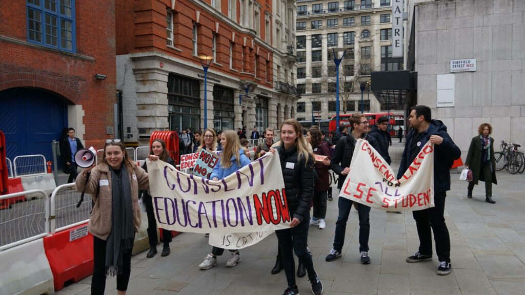 Studentų protestas dėl sutikimo kursų Londone