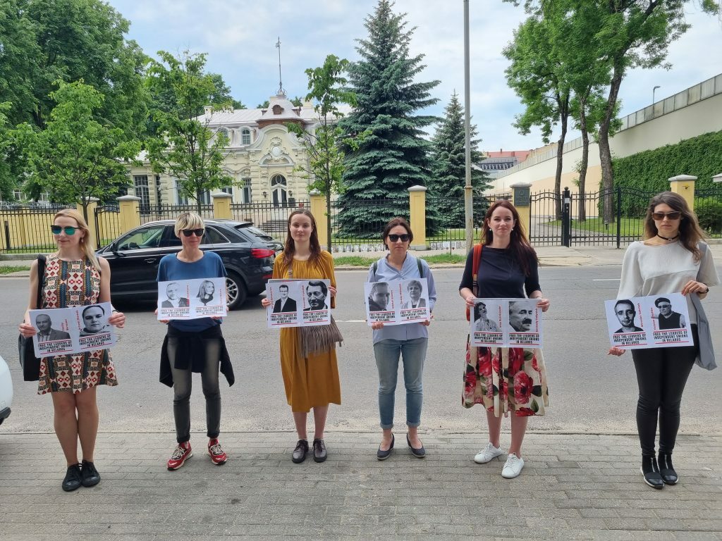 protestuotojai laiko plakatus prie Baltarusijos ambasados