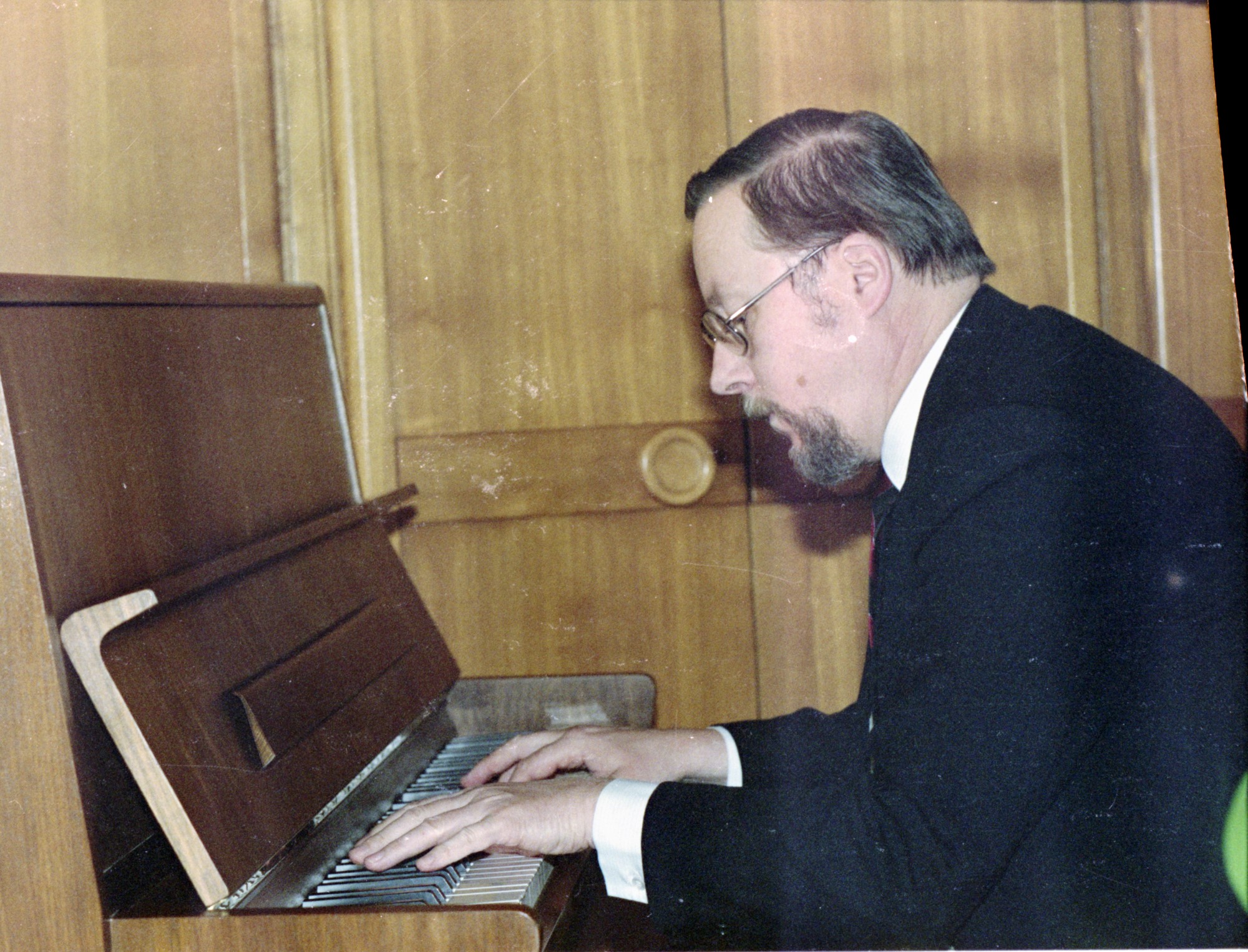 Vytautas Landsbergis groja pianinu