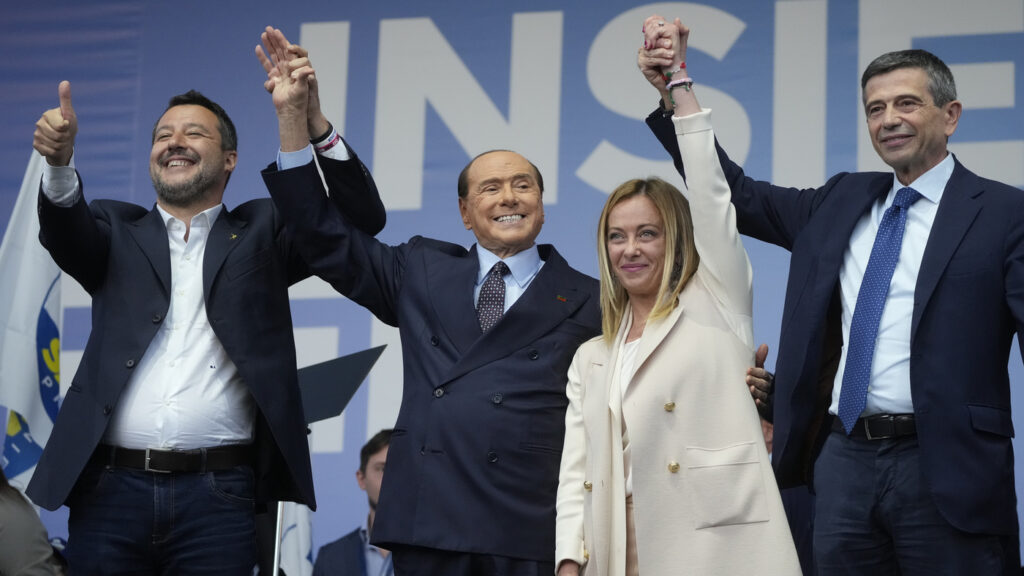 keturi Italijos politikai šypsosi iškėlę rankas į orą