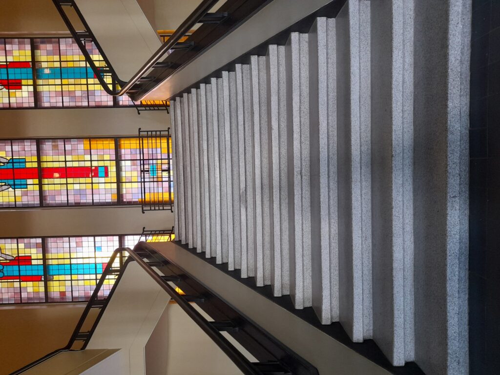 laiptai Kauno centriniame pašte, jų viršuje vitražas