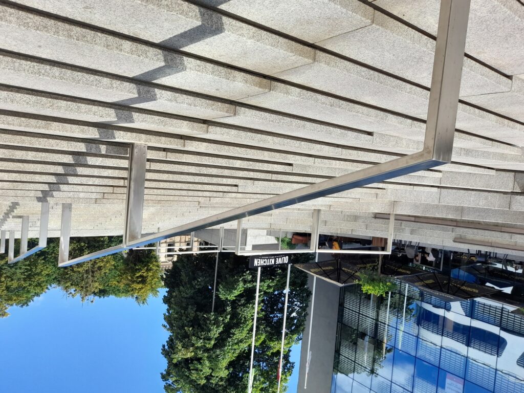 Balti laiptai prie stiklinio verslo centro vasaros dieną