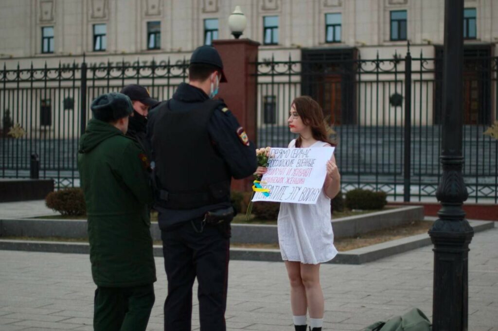 Jekaterinos Morozovos piketas prieš karą prie Gynybos ministerijos Maskvoje