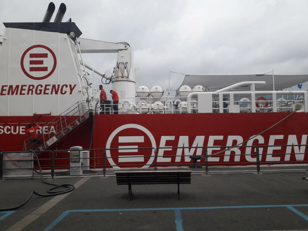 Raudonai baltas laivas Emergency Genujos uoste