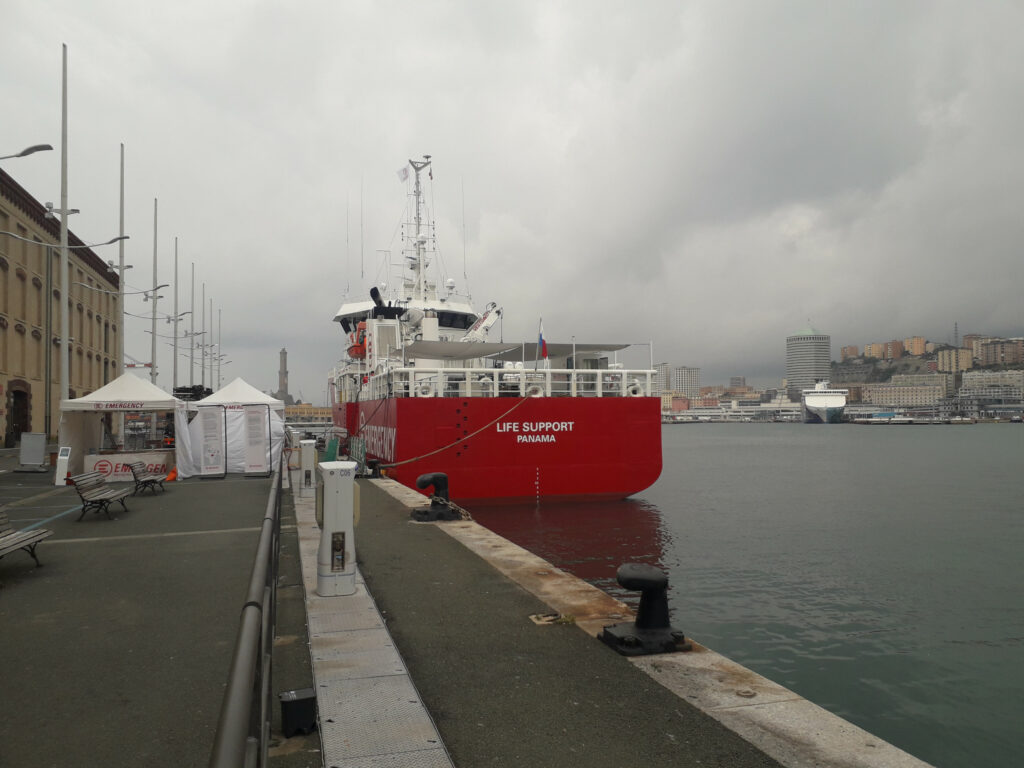 Baltai raudonas laivas Genujos uoste
