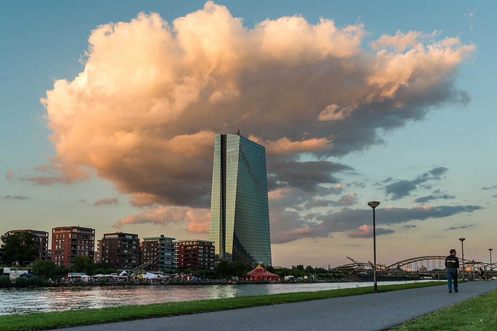 debesys virš Europos centrinio banko