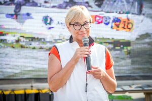 Jurgita Šiugždinienė su mikrofonu renginyje