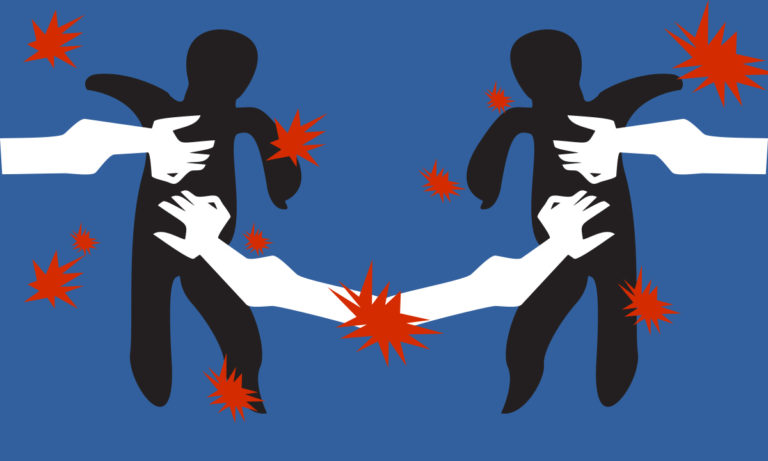 iliustracija seksualinis smurtas prieš vaikus: rankos, liečiančios vaikų figūrėles