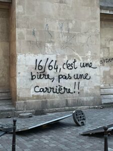 protestai Prancūzijoje: ant sienos prancūziškas grafitis „16/64 - tai alus, o ne karjera"