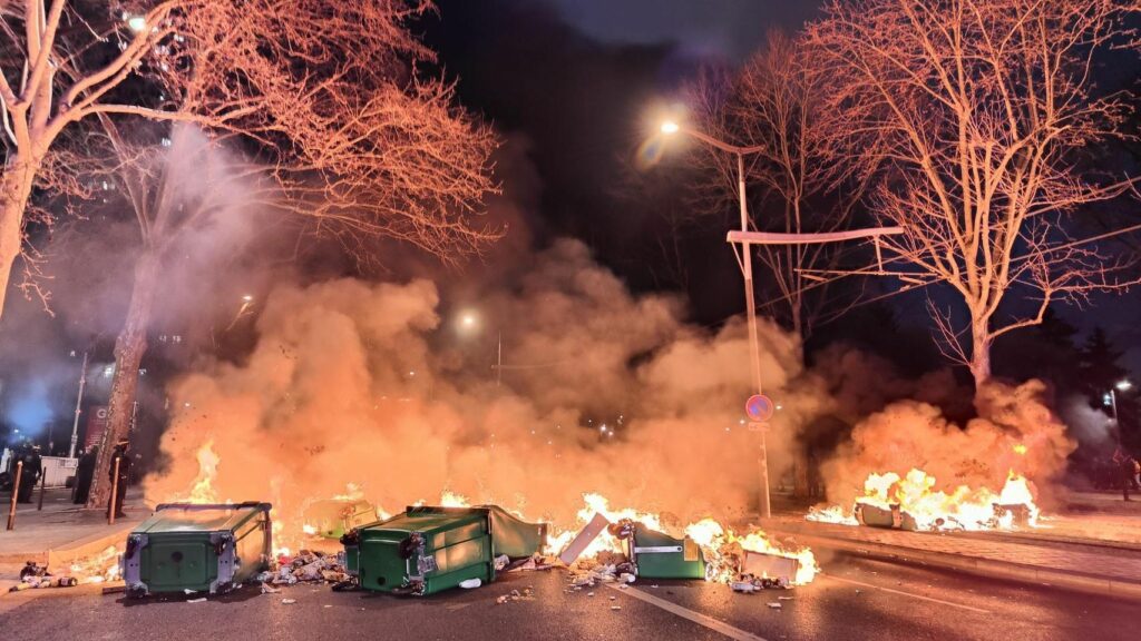 protestai Prancūzijoje: degančios šiukšliadėžės