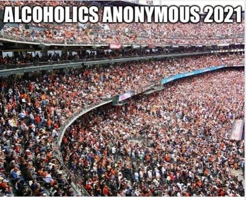 Pilnas stadionas žmonių, viršuje parašyta: Anoniminiai Alkoholikai, 2021 metai