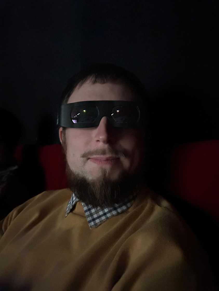 Karolis Dambrauskas kine, su 3D akiniais