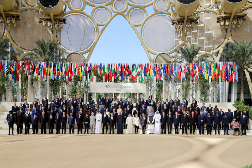 Gausybė valstybių lyderių klimato kaitos konferencijoje Dubajuje, po valstybių vėliavomis