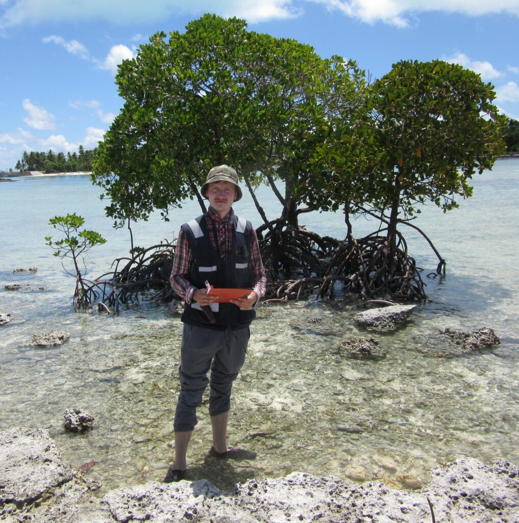 Straipsnio autorius Kiribatyje, įbridęs į jūrą, prie mangrovių medžių