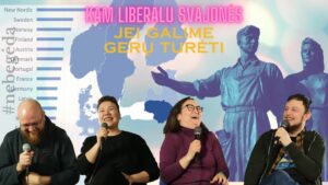 Keturi besijuokiantys žmonės, fone – Šiaurės Europos žemėlapis ir Žaliojo tilto skulptūros