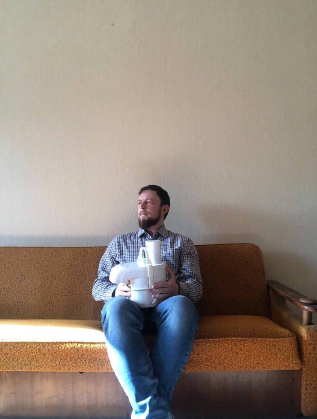 LSDP narys Karolis Dambrauskas su bulvių tarkavimo mašina ant rudos sofos