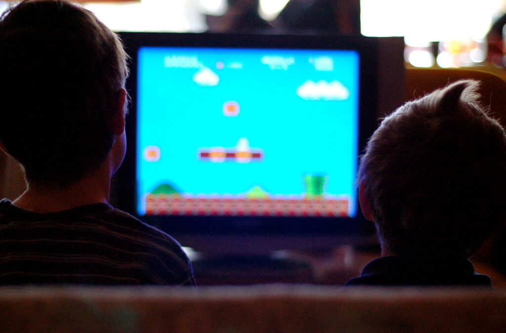 Videožaidimai: du berniukai žaidžia „Super Mario“
