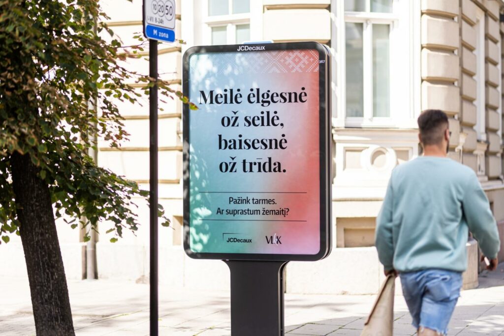Reklama su tekstu „Meilė ėlgesnė ož seilė, baisesnė ož trida“