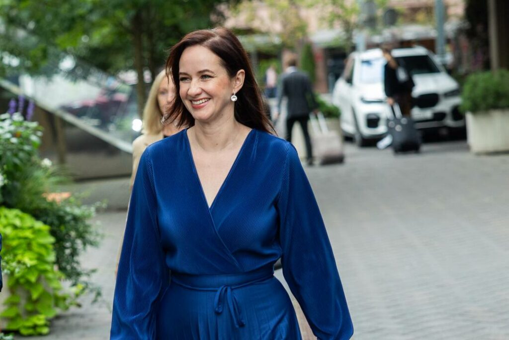 Inga Ruginienė, apsirengusi mėlyna suknele