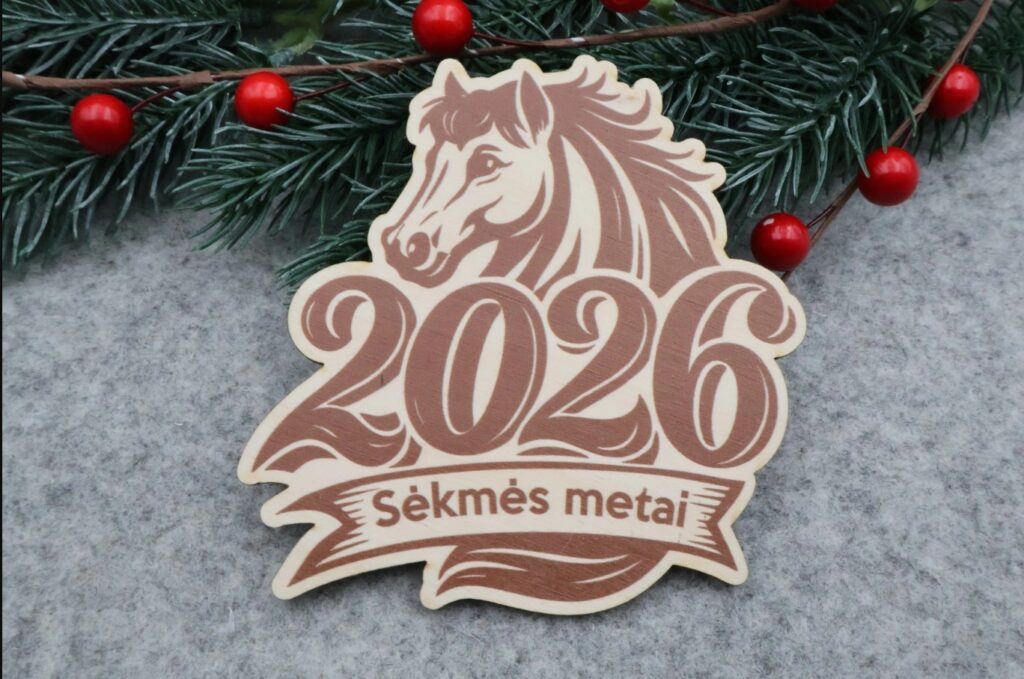 Medžio raižinys su arkliu ir užrašu "2026. Sėkmės metai"