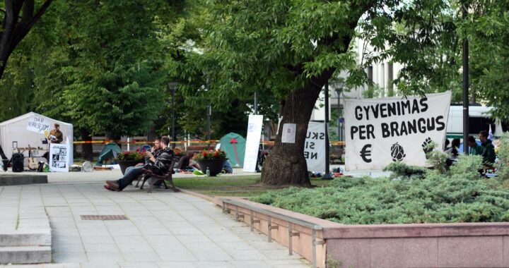 Derybos surištomis rankomis, arba kodėl valstybė negali leisti profsąjungoms susitarti dėl MMA